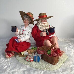 Clothtique Possible Dreams 'Life is a Picnic' 2023 Santa Figure 6012189 - NEW